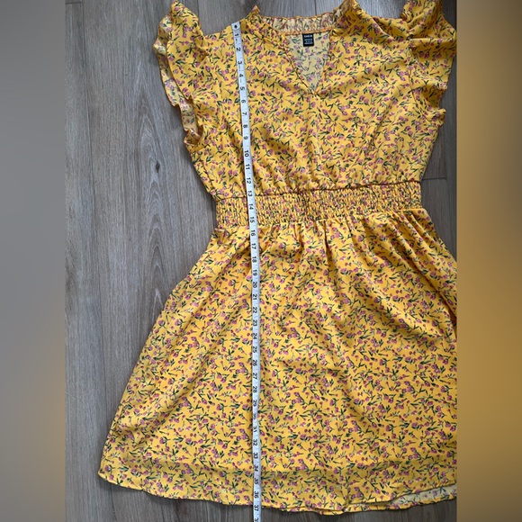 Ditsy Floral Notched Neck Butterfly Sleeve Dress EUC - Picture 6 of 8